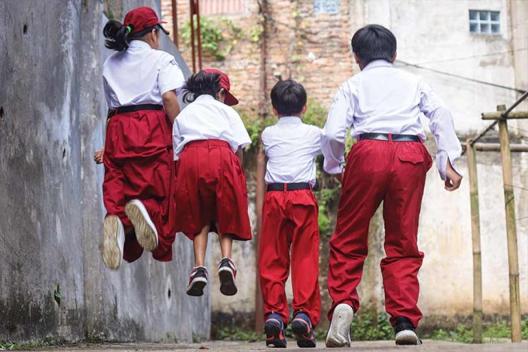 Excited-school-children